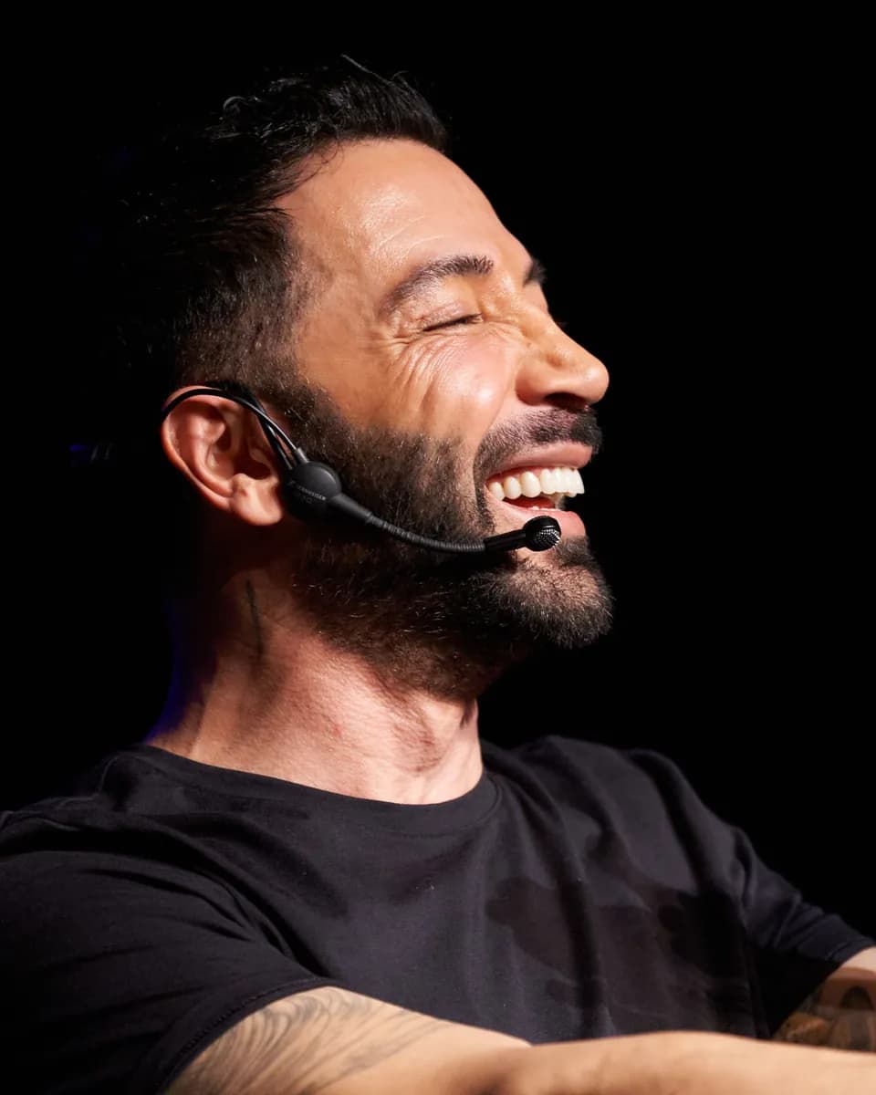 Aşkım Kapışmak smiling on stage